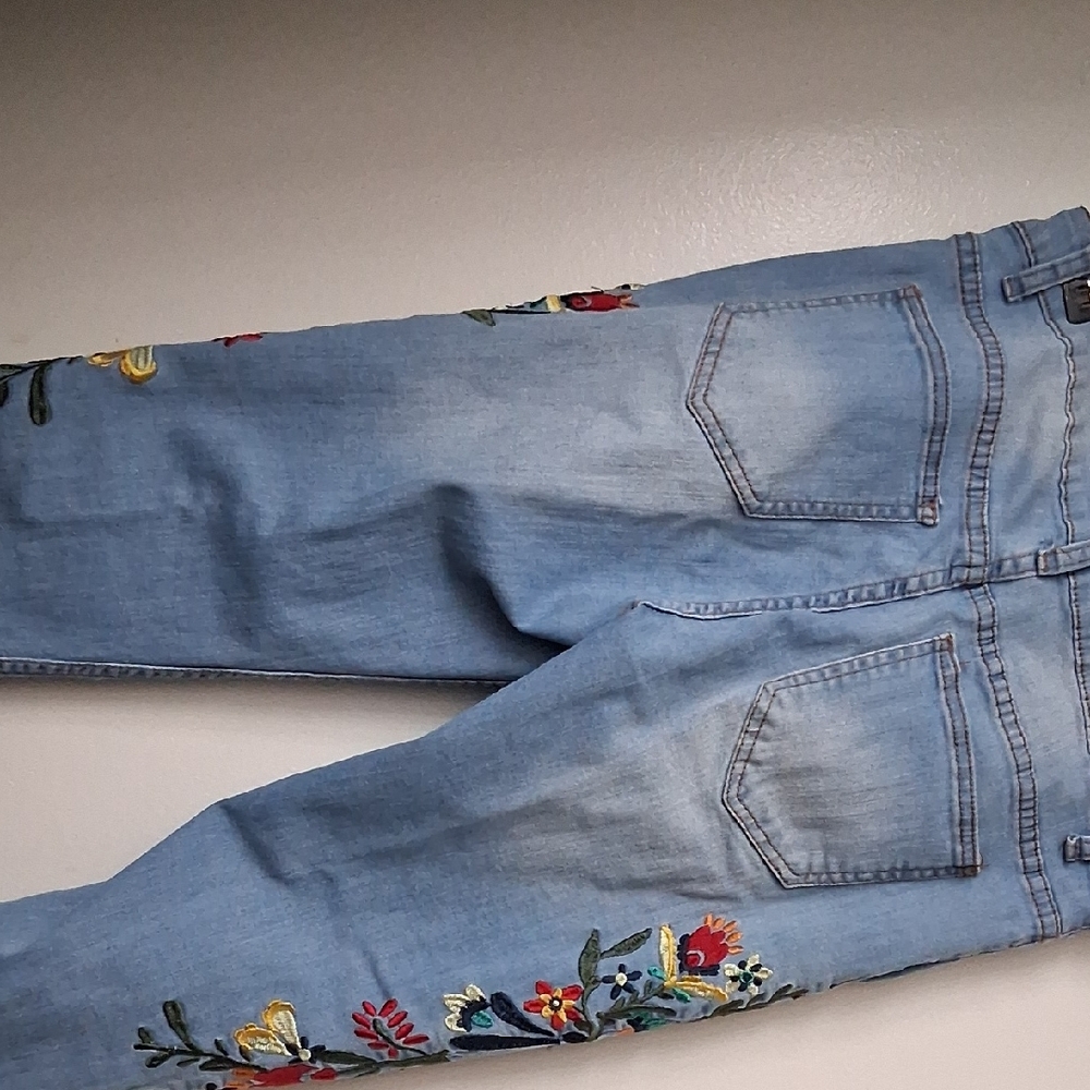 Embroidered Light Denim Caprus, Size 6 Petite - Picture 8 of 11
